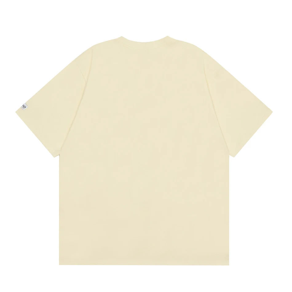 Handbemaltes Herren T-Shirt mit kurzem Ärmel und künstlerischem Buchstaben-Print, für einen individuellen und stilvollen Look.