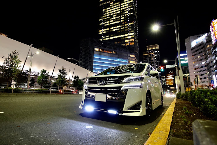 ヴェルファイアの東京駅八重洲口グランルーフ・ピックアップ一度でも載ってみたいに関するカスタム事例の投稿画像1枚目