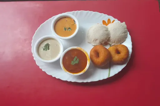 Idli [2 Pieces] With Medu Vada [2 Vada]