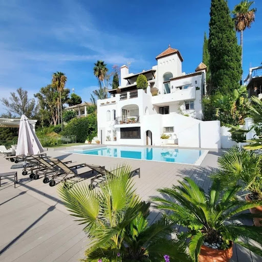 Villa avec piscine et terrasse 1