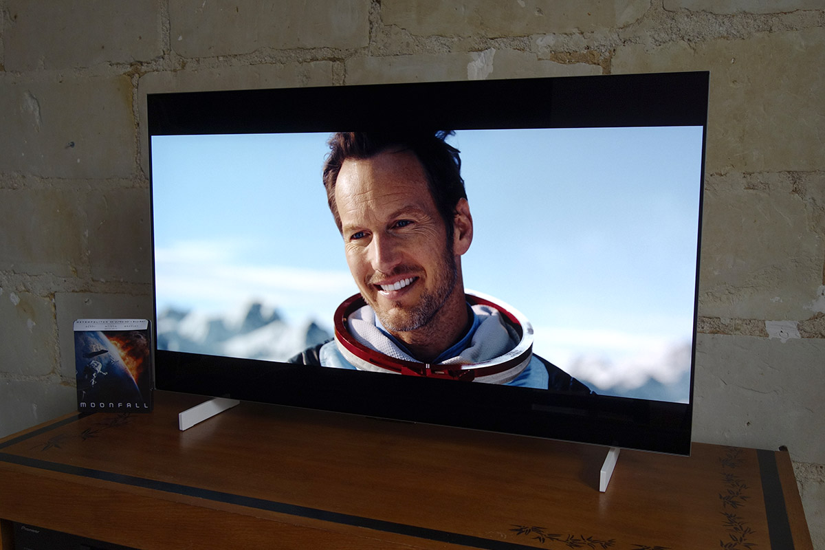 Gros plan visage sur le LG OLED42C2