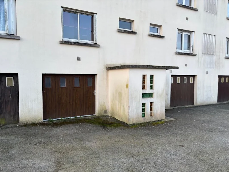 Extérieur avec garages et porte - vente Parking à Brest
