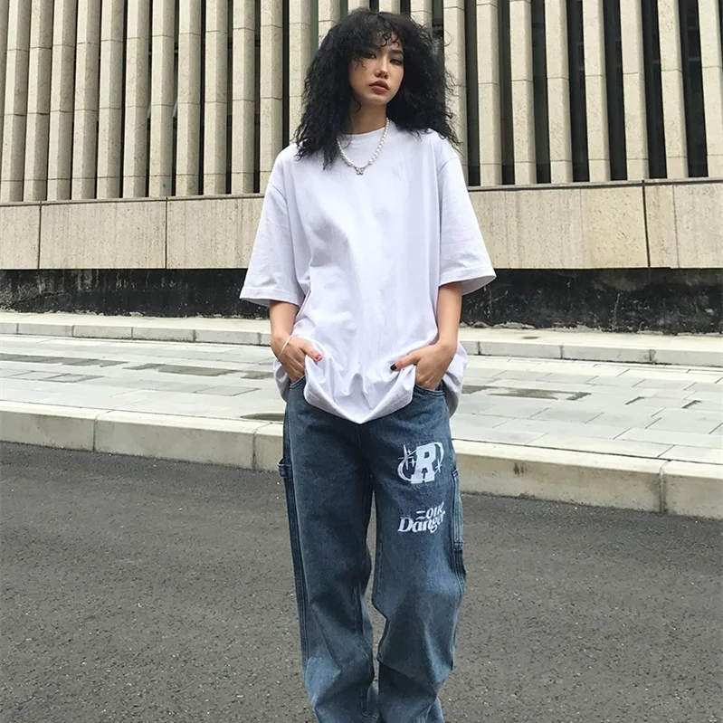 Jeans casuais unissex com bordado de letras e lavagem. Confortáveis, estilosos e versáteis, ideais para uso diário. Perfeitos para looks casuais e modernos.
