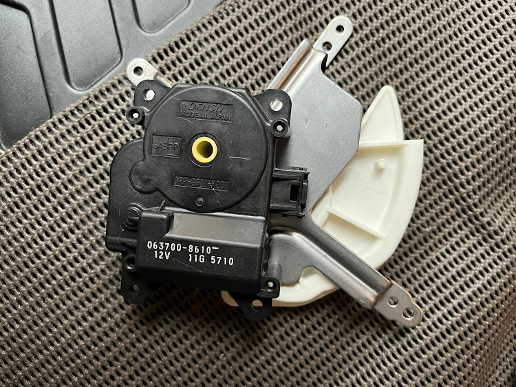 レガシィツーリングワゴンのエアコン・DIY・モードドアアクチュエータに関するカスタム事例の投稿画像4枚目