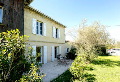 Maison avec piscine et terrasse 19