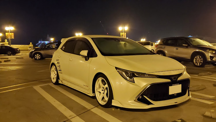 カローラスポーツのADVAN Racing TC4・TOM'S・師走突入・誕生日デート・白ホイールに関するカスタム事例の投稿画像1枚目