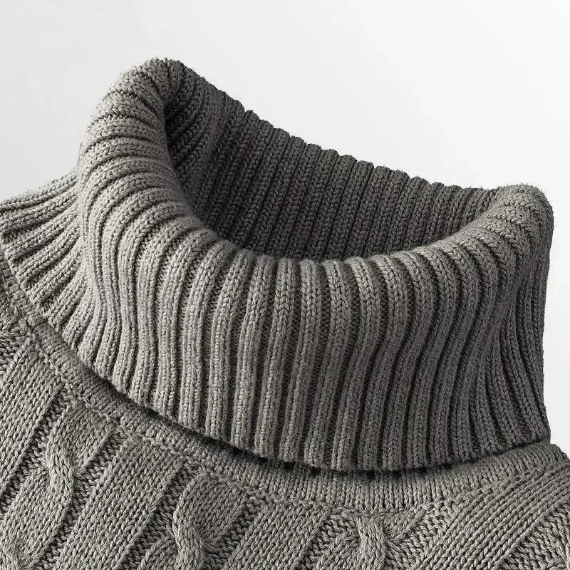 Maglione lavorato a trecce, vestibilità slim, caldo e tinta unita, perfetto per un look elegante e avvolgente.
