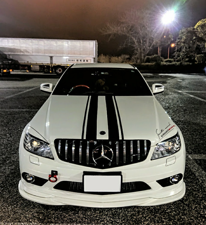 Cクラス セダンの愛車を1行で紹介・そろそろピックアップされたい・パナメリカーナグリル・高速ＰＡに関するカスタム事例の投稿画像1枚目
