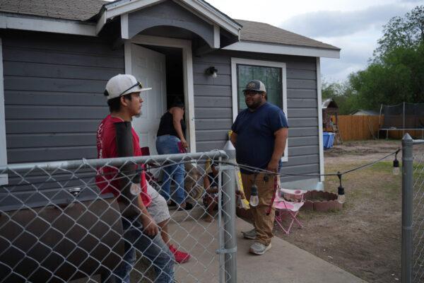 https://www.epochtimesviet.com/wp-content/uploads/2022/05/Uvalde-Texas-shooting-ccet-DSC02484-1-600x400-1.jpg