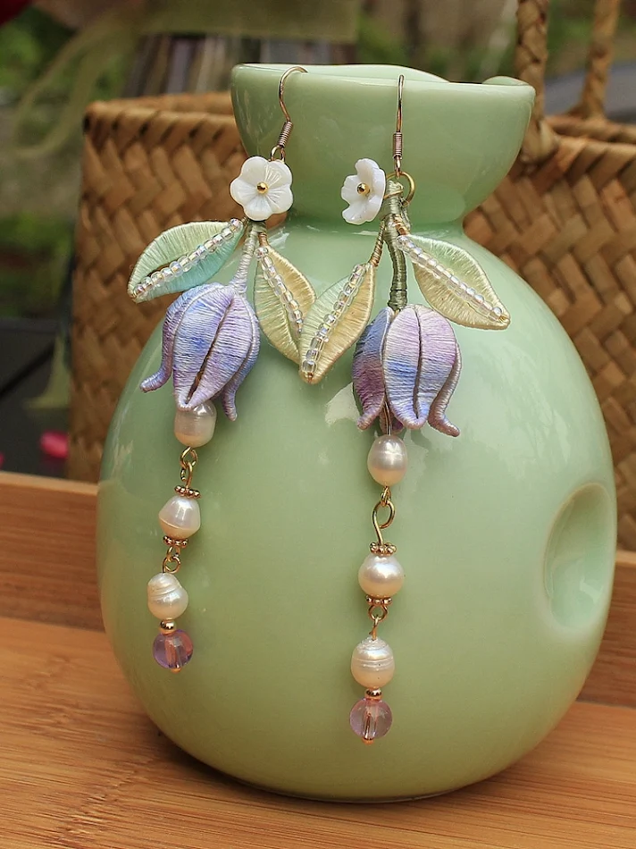 Boucles d'oreilles originales en muguet enveloppées de fleurs