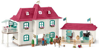 Большой конный двор с жилым домом и конюшней набор фигурок с домом Schleich за 18 590 руб.