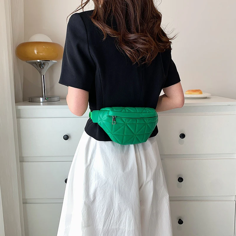 Borsa a tracolla casual da donna, leggera e versatile, perfetta per l'uso quotidiano. Comoda e capiente, per portare con te l'essenziale.