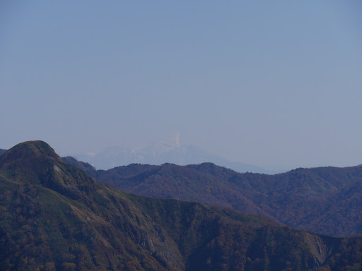 願教寺山の右奥に木曽御嶽山