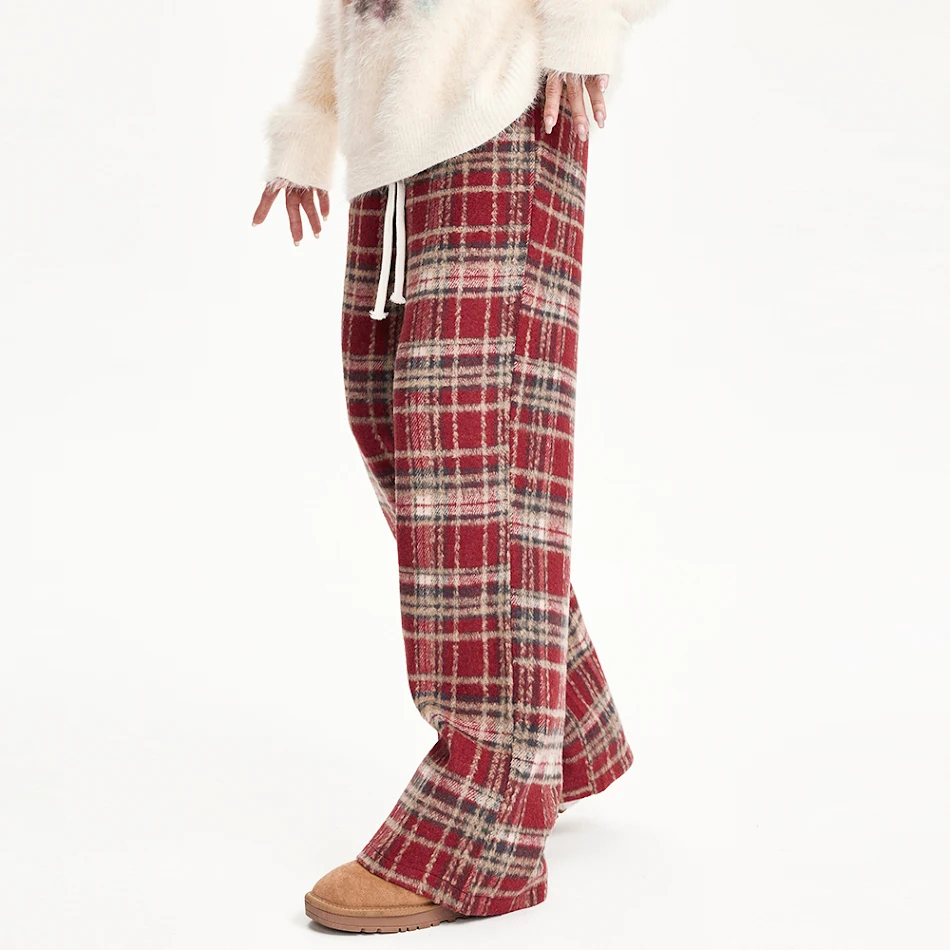 Pantalon de costume décontracté à carreaux pour homme, alliant mode et confort, idéal pour un look casual avec une touche de personnalité.