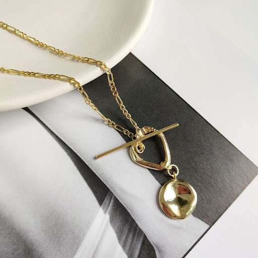 Title 5, Shaped geometric pendant chain