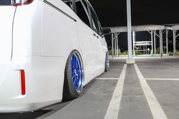 エスクァイアのエアサス・workwheels・seekerに関するカスタム事例の投稿画像1枚目