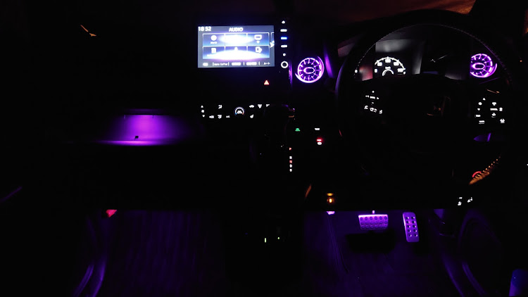 N-WGN カスタムの夜の車内空間・UC  PRDUCE・LED・アンビエントライトに関するカスタム事例の投稿画像5枚目