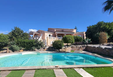 Villa avec piscine et terrasse 11