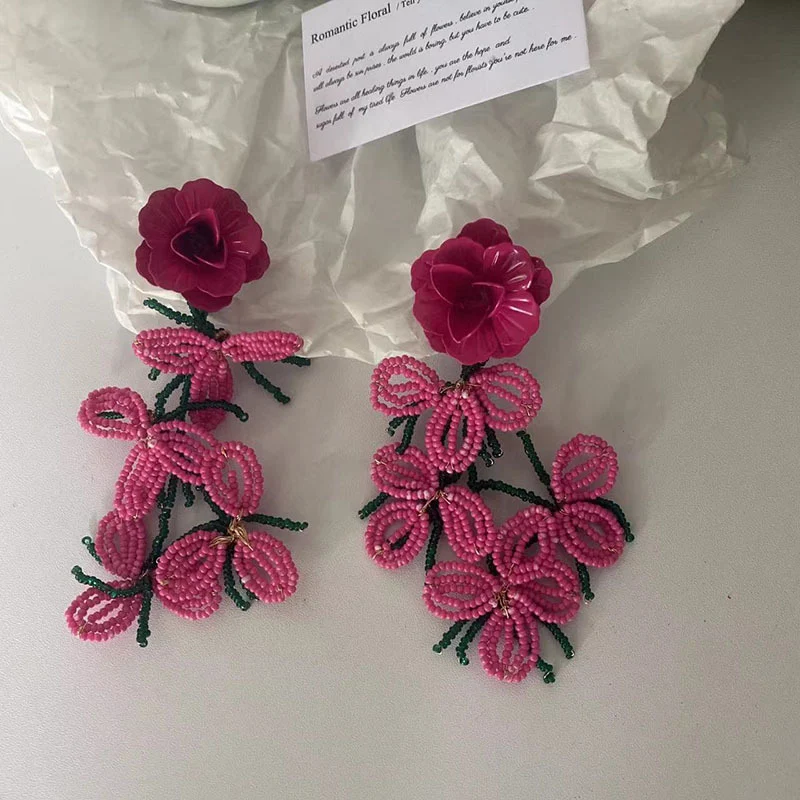 Handgewebte Reisperlen-Blumenohrringe, leicht und stilvoll. Diese einzigartigen Ohrringe verleihen jedem Outfit einen floralen, eleganten Touch.