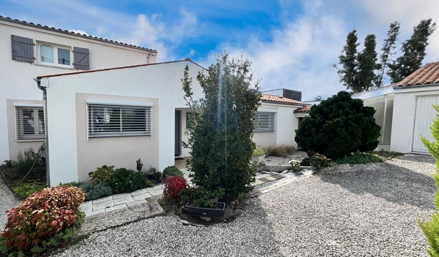 House with pool and terrace La Rochelle