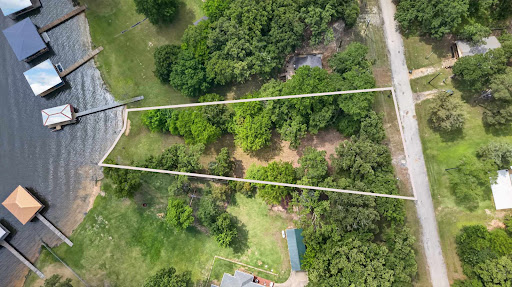 Wooded lot with lake access and boat docks in this luxury land for sale in Flint ($139,000 - 1,538 m²)