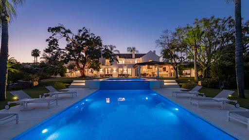 Prestige villa for sale in Nueva Andalucía (Spain) - Luxury villa with pool and landscaped garden