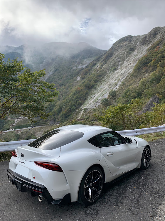 スープラの秋の気配・スープラ90・スープラ・紅葉と愛車に関するカスタム事例の投稿画像1枚目