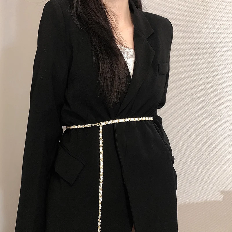 Chaîne de taille tissée pour femmes, chaîne en métal tendance. Accessoire parfait pour sublimer votre silhouette et ajouter une touche d'élégance à votre tenue.