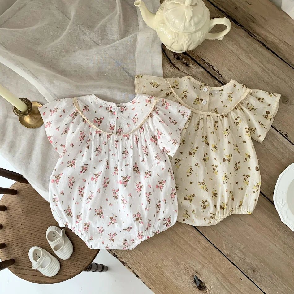 Macacão triangular floral Princess Flying Sleeve para bebês, fresco e charmoso, ideal para escaladas e brincadeiras.