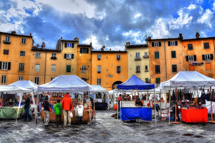 Vita in Piazza dell'Anfiteatro di Paolo Scabbia