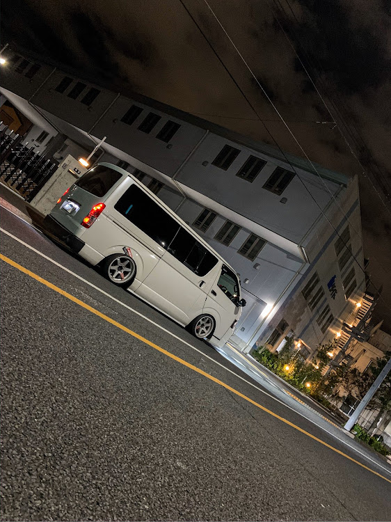 ハイエースバンのDIY・ハイエース・生脚・2019ベストショット・にしやんずすとーりーに関するカスタム事例の投稿画像4枚目