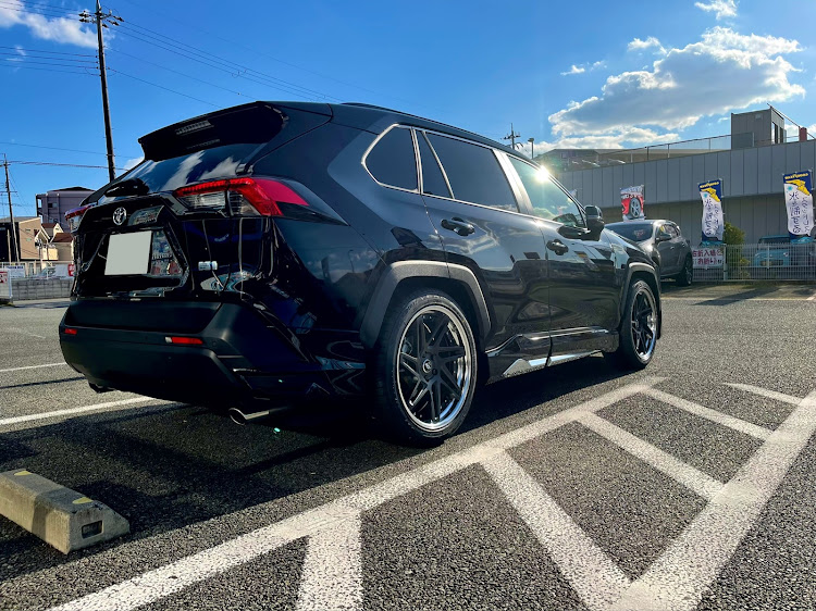 RAV4のホイール交換・車高調整・洗車に関するカスタム事例の投稿画像2枚目