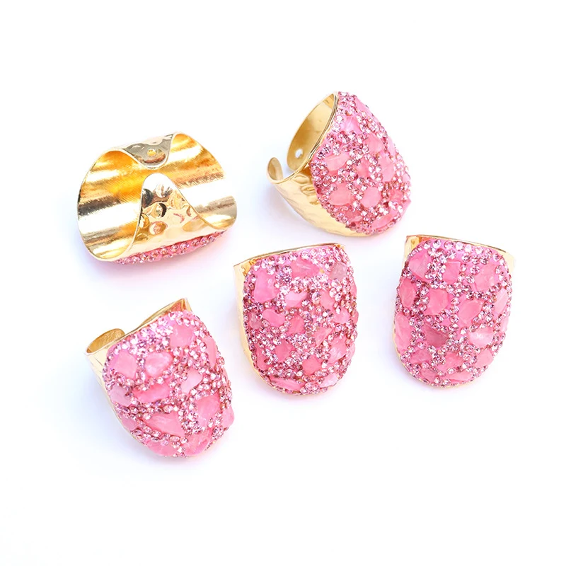 Bague femme en pierre naturelle rose irrégulière cristal de rose, un bijou unique pour un look féminin et sophistiqué au quotidien.
