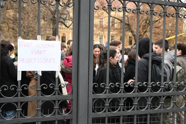 Novi Sad: 2.000 učenika i građana pred Zmaj Jovinom gimnazijom, traže ostavku direktora