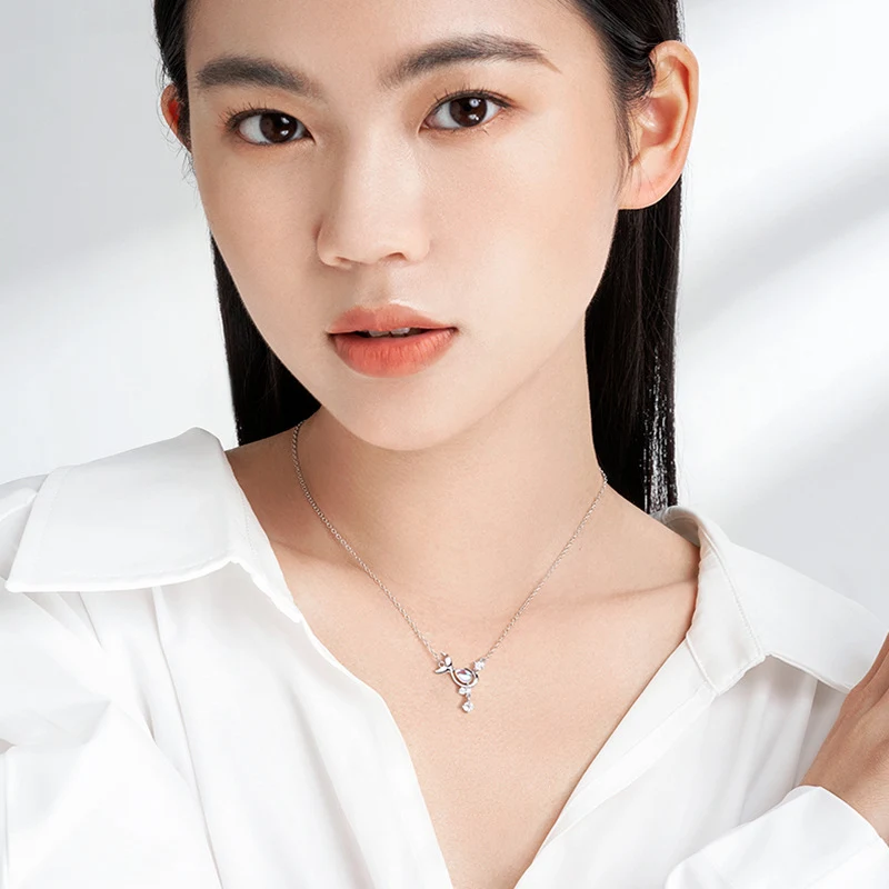 Collier baleine bleue avec pendentif pierre de lune, mode luxe abordable, chaîne clavicule, élégance discrète au quotidien.