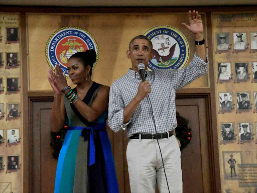 US President Barack Obama waves goodbye after he and First Lady Michelle Obama spoke to marines and personnel on Christmas day at Marine Corps Base Hawaii during his Christmas holiday vacation in Kailua, December 25, 2016. /REUTERS