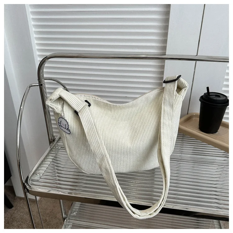 Grote capaciteit, veelzijdige, trendy crossbody studententas, simpele 'dumpling' tas. Perfect voor vrije tijd en dagelijks gebruik.