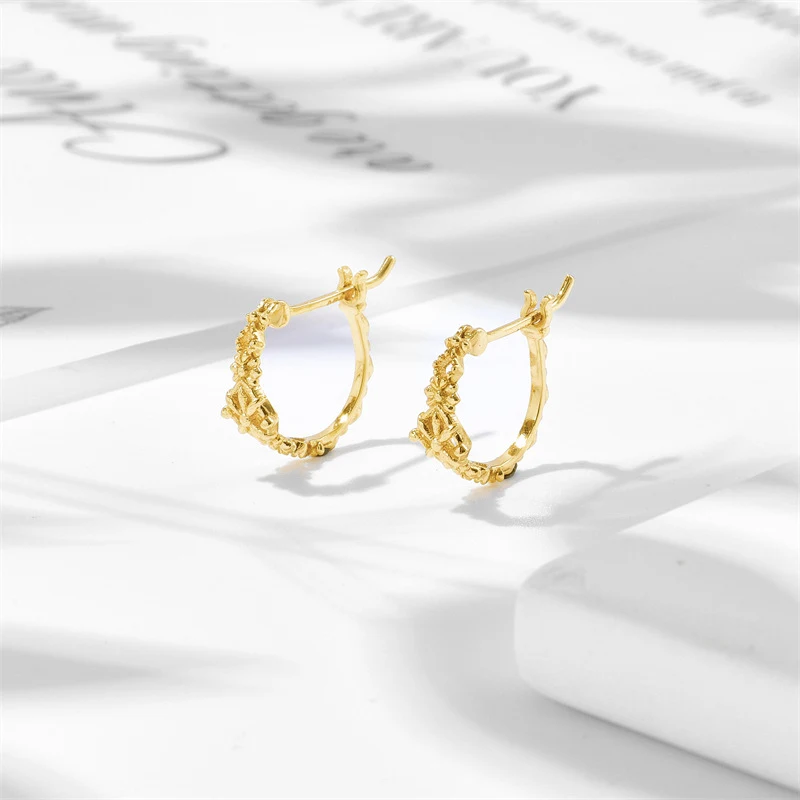 S925 Sterling Zilveren Kruis Ster Vijfpuntige Oorbellen met Sprankelend Licht, perfect voor een subtiele glans en een elegante uitstraling.