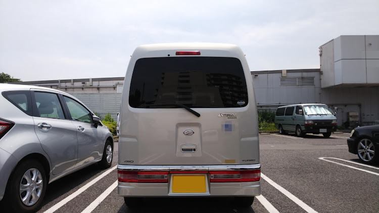 ワゴラーさんが投稿した壁|ω･)ｼﾞｰ・使い勝手いいなー・三脚ケースが縦に入る・車中泊セットがこの余裕に関するカスタム事例の投稿画像3枚目