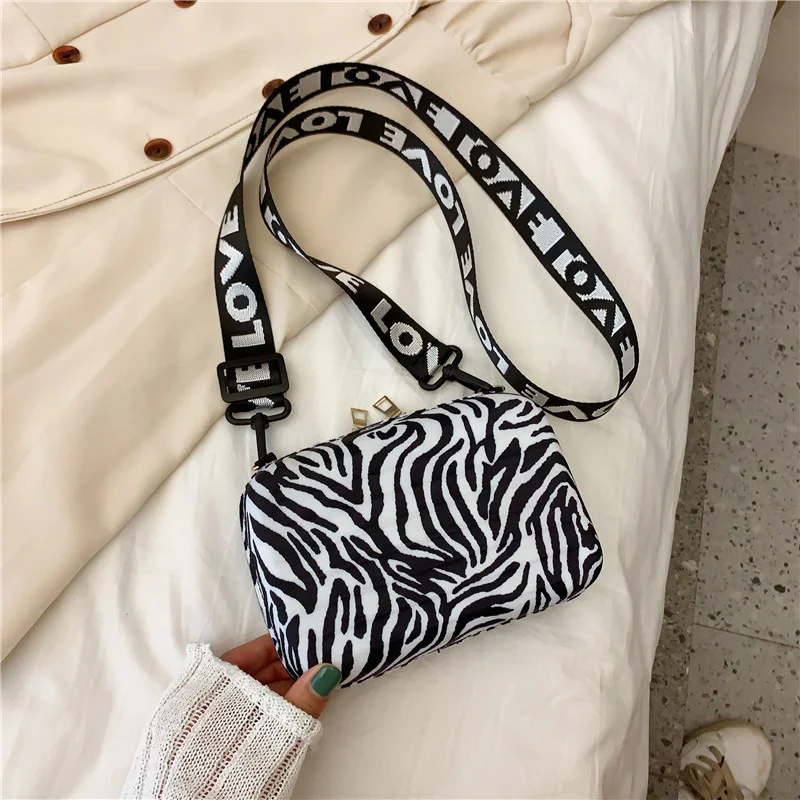 Bolsa Quadrada Pequena Estilo Ocidental Mini Fashion Net Red, Perfeita para Looks Modernos e Sofisticados, Compacta e Charmosa