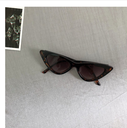 Versione coreana degli occhiali da sole retrò Harajuku cat eye triangolo femminile hip hop europeo e americano rosso cantato