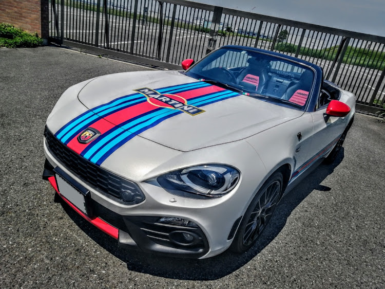 124スパイダーのマルティニ・ボンネットストライプ・ラッピングに関するカスタム事例の投稿画像2枚目