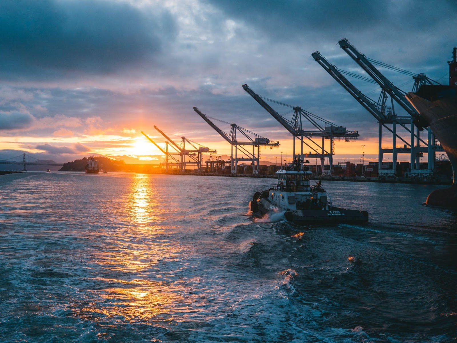 Sol brilhando em cima de barco na água

Descrição gerada automaticamente com confiança média