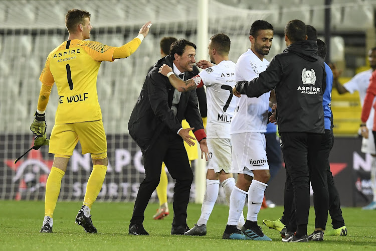 🎥 Des supporters d'Eupen attendent leur équipe au milieu de la nuit pour célébrer