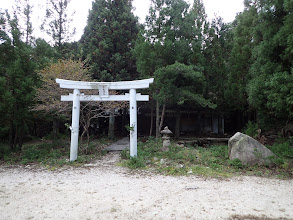 広場の右に鳥居