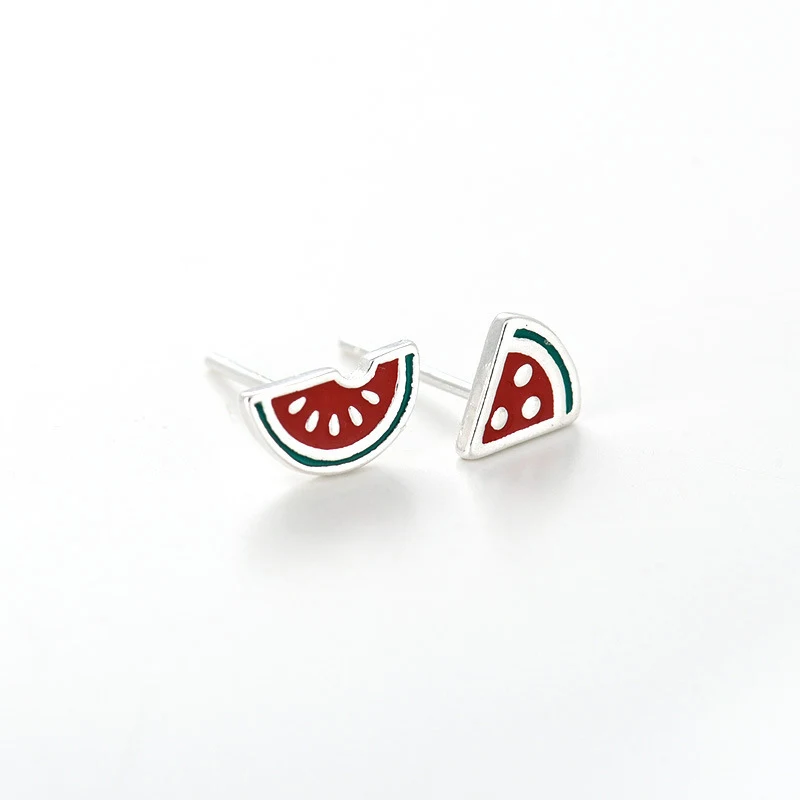 Boucles d'oreilles asymétriques nuage arc-en-ciel mignonnes et sucrées. Accessoire parfait pour un look original et coloré.