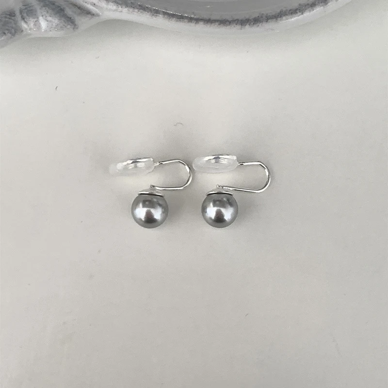 Brincos de botão cinza com pérola de design simples para mulheres, acessório elegante para uso diário. Ideal para presente.