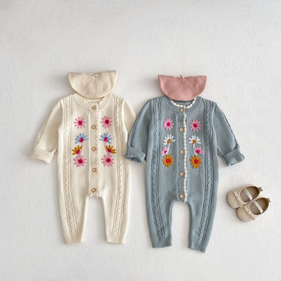 Barboteuse tricotée à la main pour bébé fille avec broderie, confort et style. Le charme de l'artisanat pour votre petite fille.