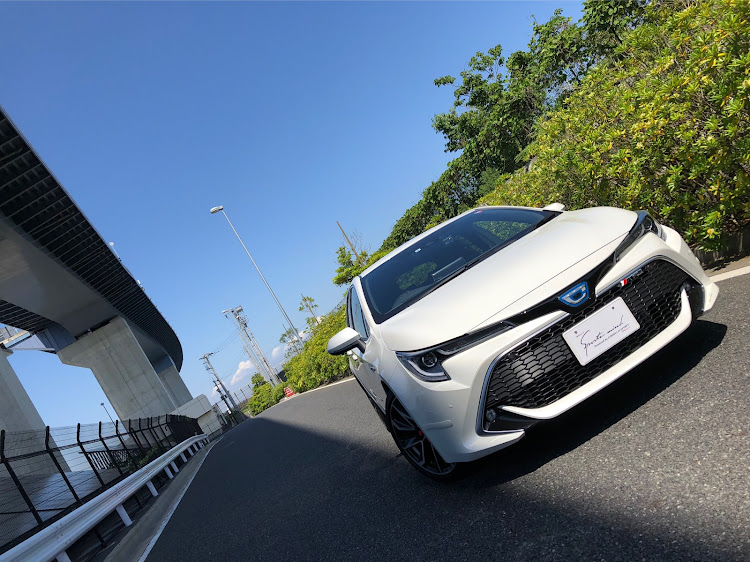 カローラスポーツの東京ゲートブリッジと愛車✨・飛行機とのコラボショット・ローソン駐車場ガラス窓に写った愛機に関するカスタム事例の投稿画像3枚目