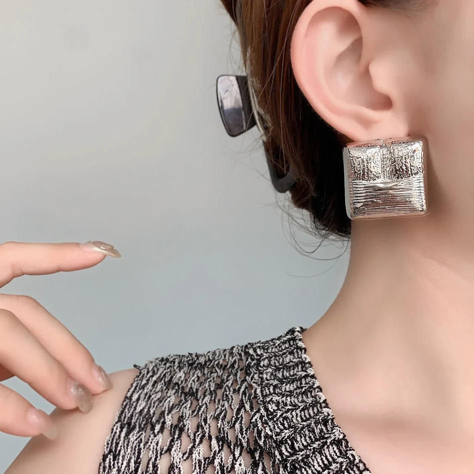 Overdreven koude vierkante oorstekers, speciaal design, voor een opvallende look. Uniek en stijlvol, perfect voor elke outfit.